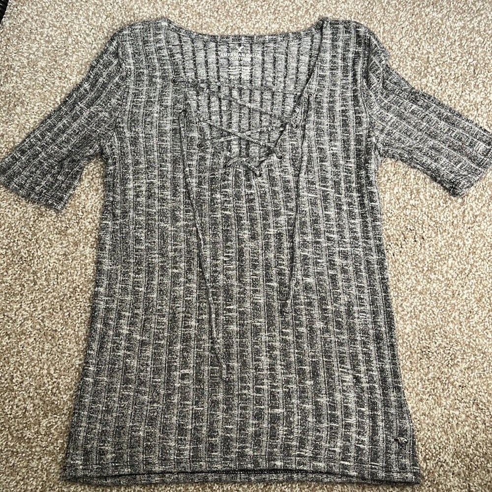 American Eagle Top Lace V-neck fitted XS, gray